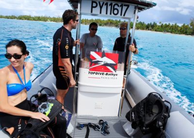 Départ en bateau pour la plon,gée dans la passe de Tiputa à Rangiroa -  Gregoire Le Bacon